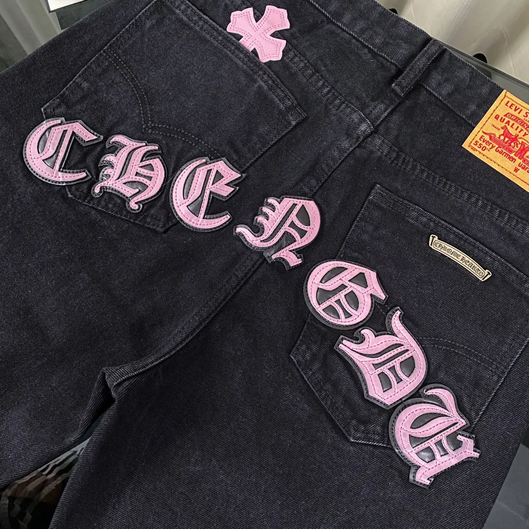 🅿️280 Original development Hardware customization Chrome Hearts Chengdu limited New city limited jeans Chrome Hearts city limited jeans Size: S M L [Top heavy industry fashionable design] Consistently made in high street luxury style. Speaking of this style, the Zangyin family and GU family are definitely the leading representative brands. Especially the Zangyin family has really achieved a state-of-the-art effect in creating high street style. The unique washed material is used to create this style. The color system is quite eye-catching. It is decorated with patchwork cross flowers, which cleverly highlights the charm of the brand. Secondly, this style uses classic The high-waist cutting design highlights the long legs and fashionable temperament of the upper body. The brand is highly recognizable and the slim fit configuration is more suitable for daily wear. It is a product that interprets personality, fashion, and specifications at a glance. This single product is enough to make any fan excited. It can be a white T-shirt for youthful preppy style, or a tight suspender for lady style. It has strong matching ability and can be easily controlled by men.  [Material and craftsmanship] Needless to say, this point goes without saying. As an excellent craftsman brand, Zangyin has really perfect requirements for details and craftsmanship. The washed color of this model has gone through so many processes, not to mention the embellishment of the denim appliqués. It is also purely handmade and sewn. Just like what they believe in, only handmade things have soul and have the meaning of wear. A top-notch heavy-duty fashionable denim item, I look forward to your perfect interpretation! !